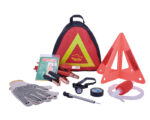 KIT DE EMERGENCIA CARSO A2409 NEGRO (PASA CORRIENTE: PLÁSTICO PVC / ALUMINIO// LINTERNA: PLÁSTICO ABS // MEDIDOR DE PRESIÓN: PLÁSTICO ABS/ METAL // IMPERMEABLE: PLÁSTICO // GUANTES: POLIÉSTER // BOLSA: PLÁSTICO PVC // ESTUCHE: POLIÉSTER 600 D / A2409.02 /  ARTICULOS PROMOCIONALES) - Image 3