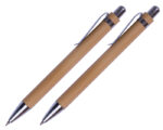 SET ECOLÓGICO DE BOLÍGRAFO Y LAPICERO HAITÍ A2749 CAFE (BOLÍGRAFO: BAMBÚ / METAL // ESTUCHE: CARTÓN. / A2749.21 /  ARTICULOS PROMOCIONALES)