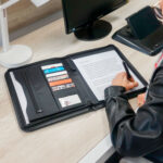 CARPETA CON CIERRE "ELEVATOR" (C557 NEGRO) - Image 5