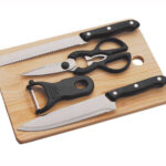 JUEGO DE CUCHILLOS CON TABLA DE MADERA PARA PICAR A070012 BLANCO (ACCESORIOS: ACERO INOXIDABLE / PLÁSTICO // TABLA: MADERA / A070012 /  ARTICULOS PROMOCIONALES)