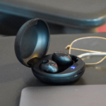 AUDÍFONOS YATRA NEGRO (SO 096 - PLÁSTICO) - Image 3