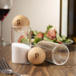 KTC 850 BE - SET DE SALERO Y PIMENTERO BENITO BEIGE (BEIGE / MADERA / VIDRIO) - Image 6