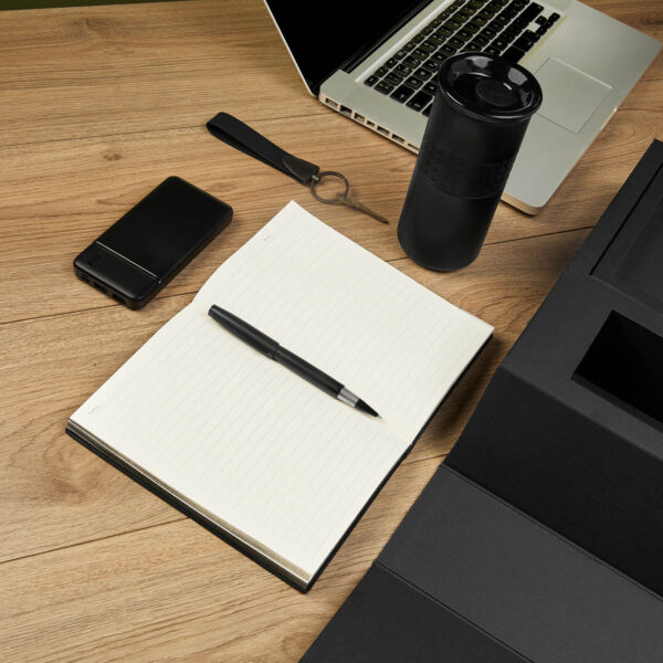 SET 022 N - SET MARMARIS (NEGRO / PAPEL ITALIANO PREMIUM CAJA / ACERO INOXIDABLE, PLASTICO, SILICON TERMO / CURPIEL LIBRETA / ACERO INOXIDABLE BOLIGRAFO / PLASTICO POWER BANK / CURPIEL, METAL LLAVERO) - Imagen 8